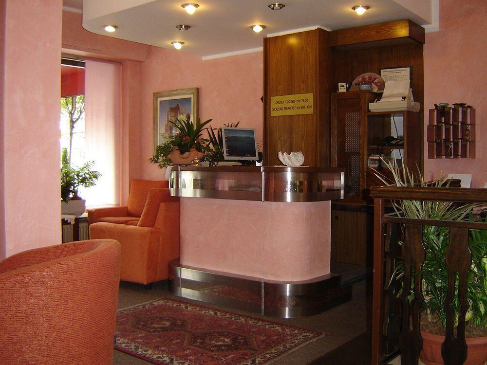 Hotel Meuble Moderno ลาเวโน มอมเบลโล ภายนอก รูปภาพ