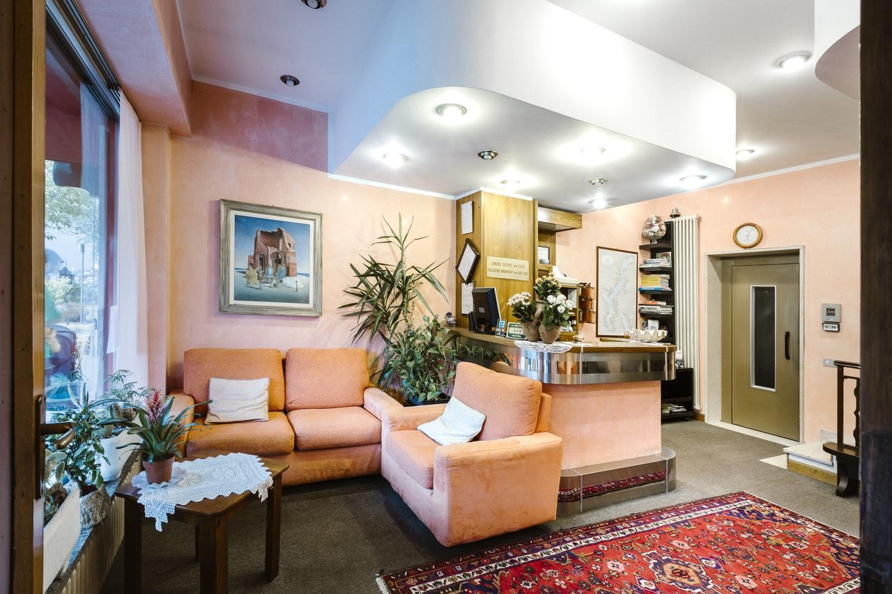 Hotel Meuble Moderno ลาเวโน มอมเบลโล ภายนอก รูปภาพ