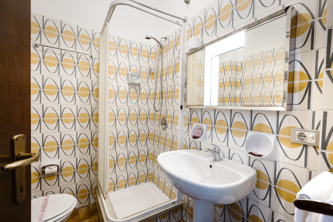 Hotel Meuble Moderno ลาเวโน มอมเบลโล ภายนอก รูปภาพ