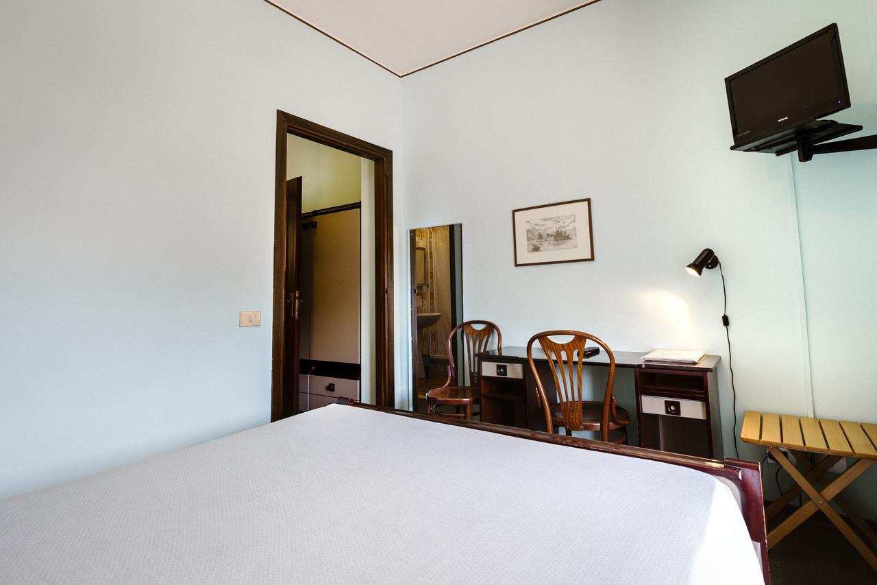 Hotel Meuble Moderno ลาเวโน มอมเบลโล ภายนอก รูปภาพ