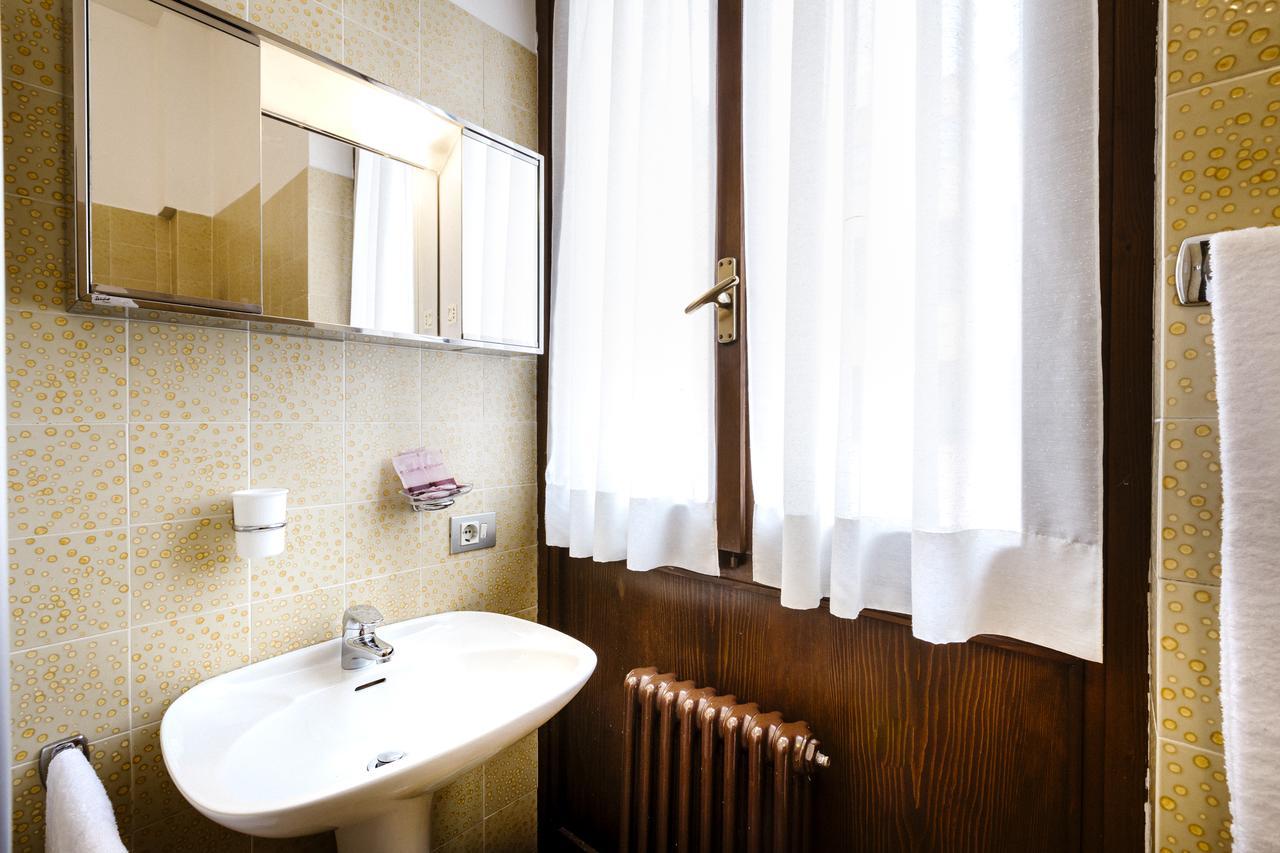 Hotel Meuble Moderno ลาเวโน มอมเบลโล ภายนอก รูปภาพ