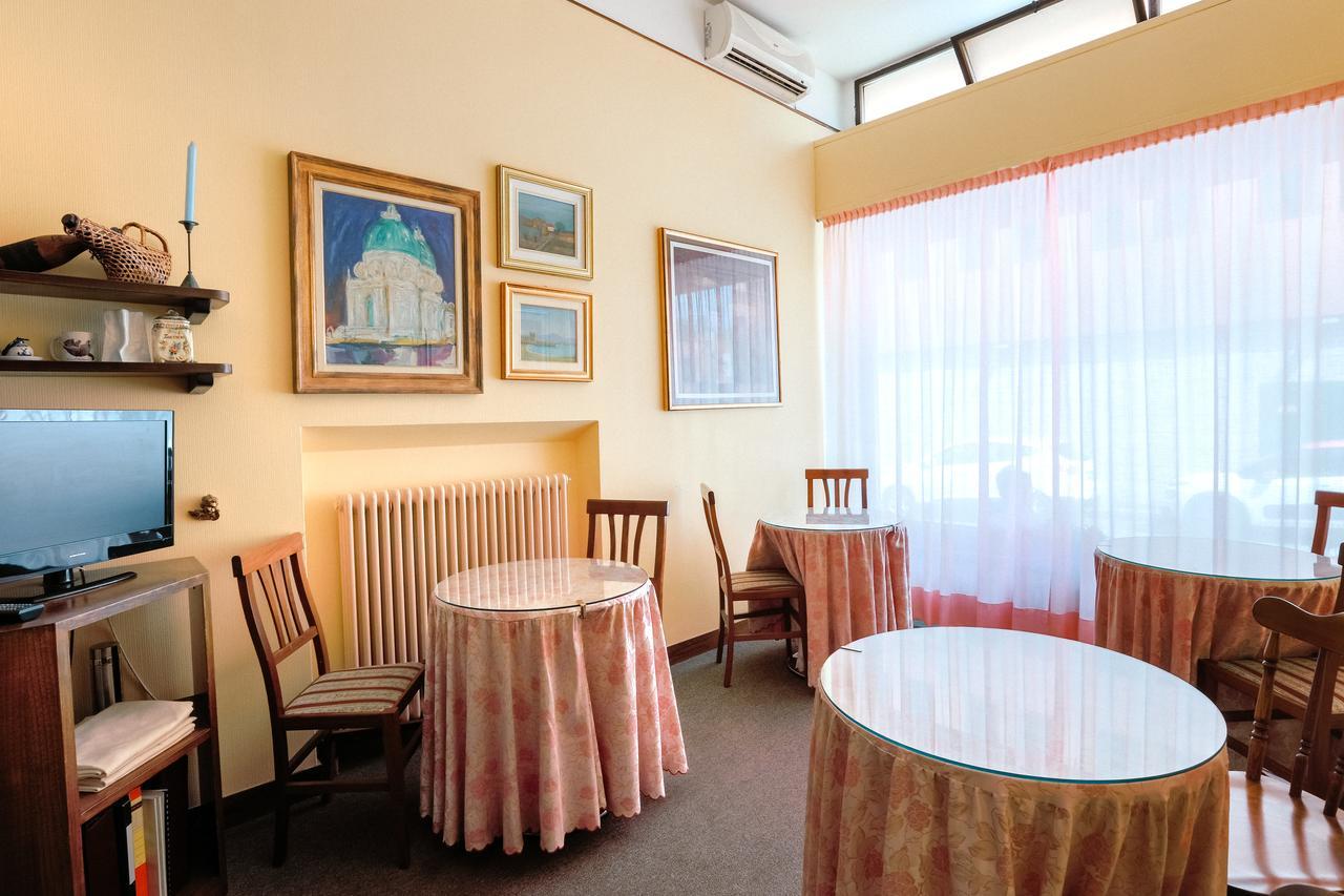 Hotel Meuble Moderno ลาเวโน มอมเบลโล ภายนอก รูปภาพ