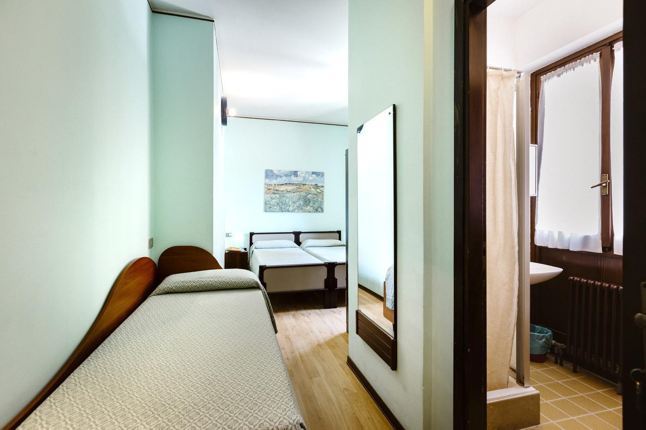 Hotel Meuble Moderno ลาเวโน มอมเบลโล ภายนอก รูปภาพ