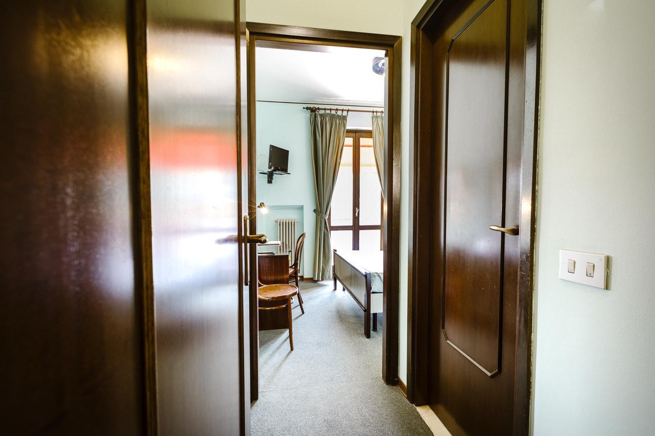 Hotel Meuble Moderno ลาเวโน มอมเบลโล ภายนอก รูปภาพ