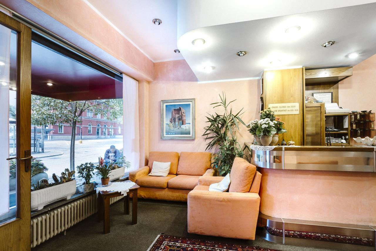 Hotel Meuble Moderno ลาเวโน มอมเบลโล ภายนอก รูปภาพ