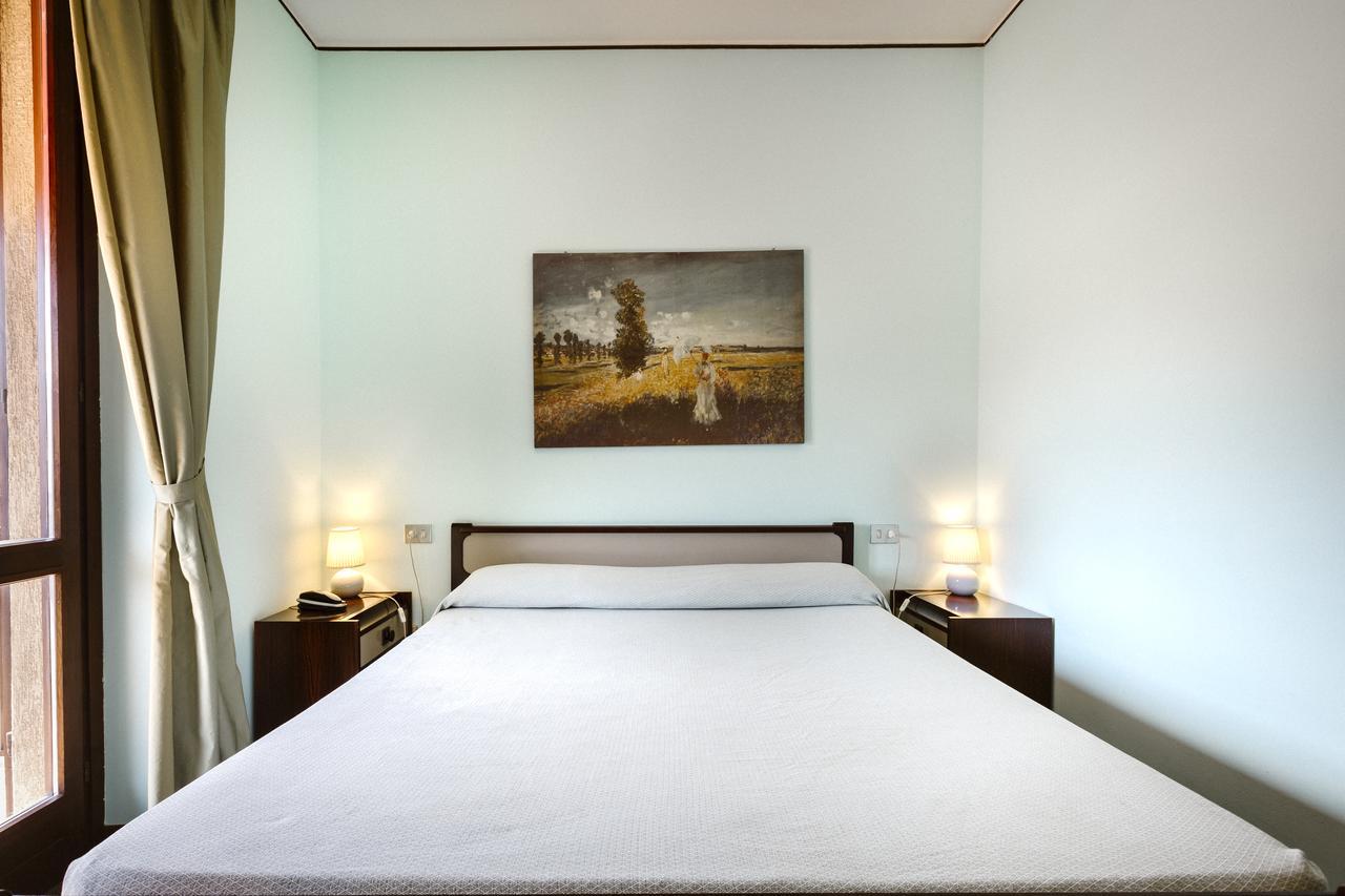 Hotel Meuble Moderno ลาเวโน มอมเบลโล ภายนอก รูปภาพ