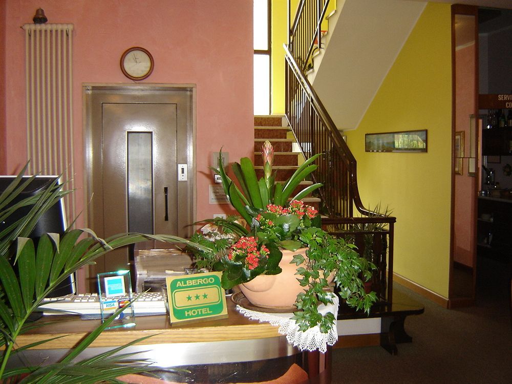 Hotel Meuble Moderno ลาเวโน มอมเบลโล ภายนอก รูปภาพ
