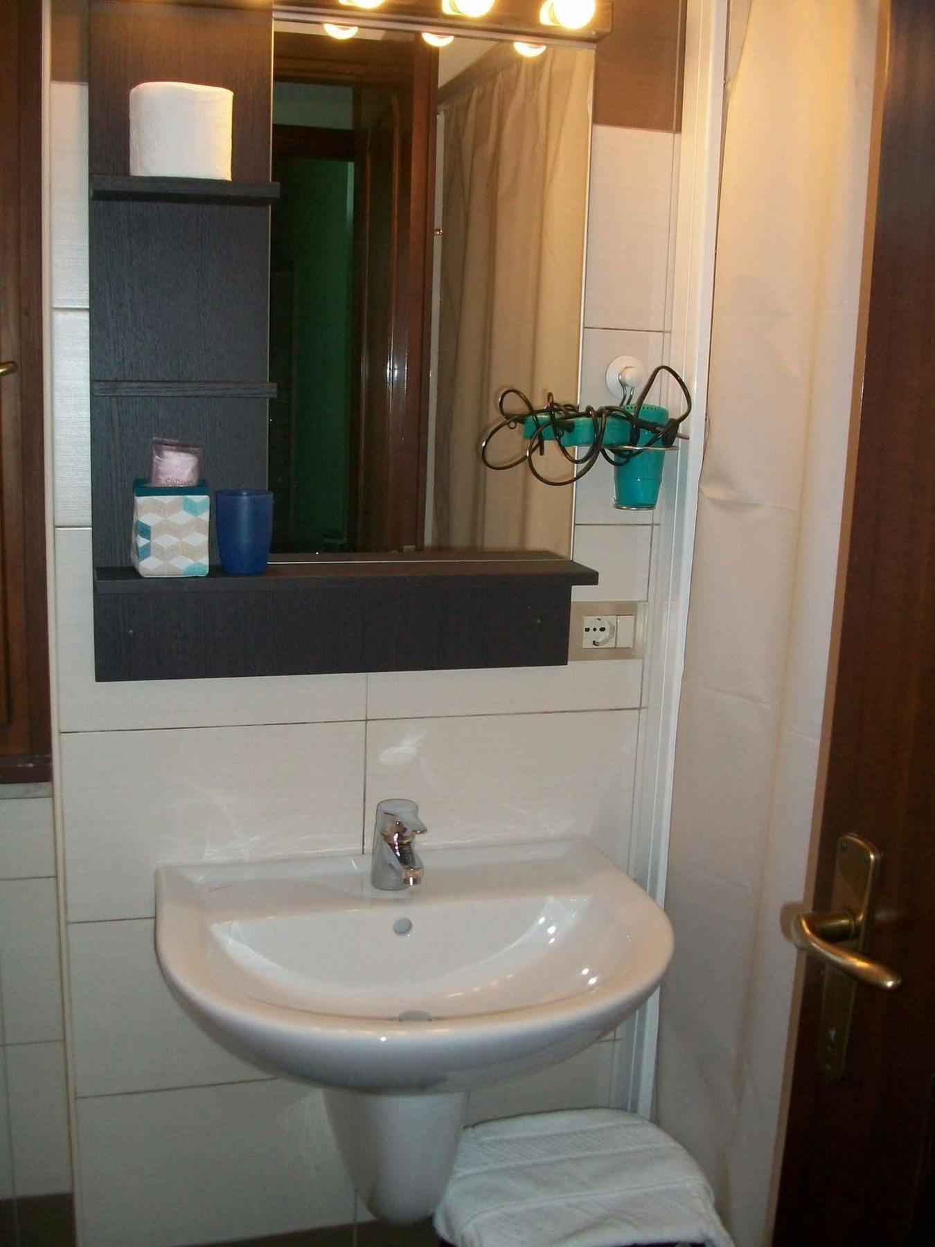 Hotel Meuble Moderno ลาเวโน มอมเบลโล ภายนอก รูปภาพ